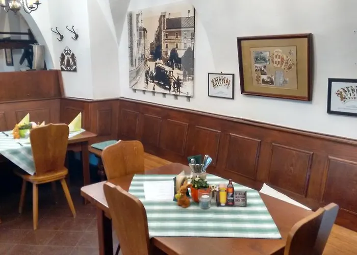 Altstadt- Und Businesshotel Pfaubraeu - Brauereigasthof - Fruehstuecksbuffet - Kostenfreie Radgarage - Hunde Willkommen 3* Trostberg an der Alz